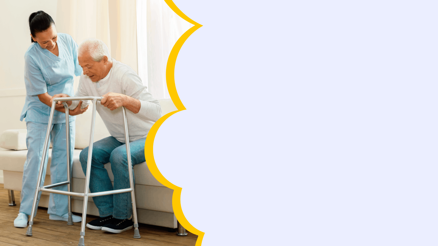 Enfermera ayuda a una persona mayor a levantarse del sofá