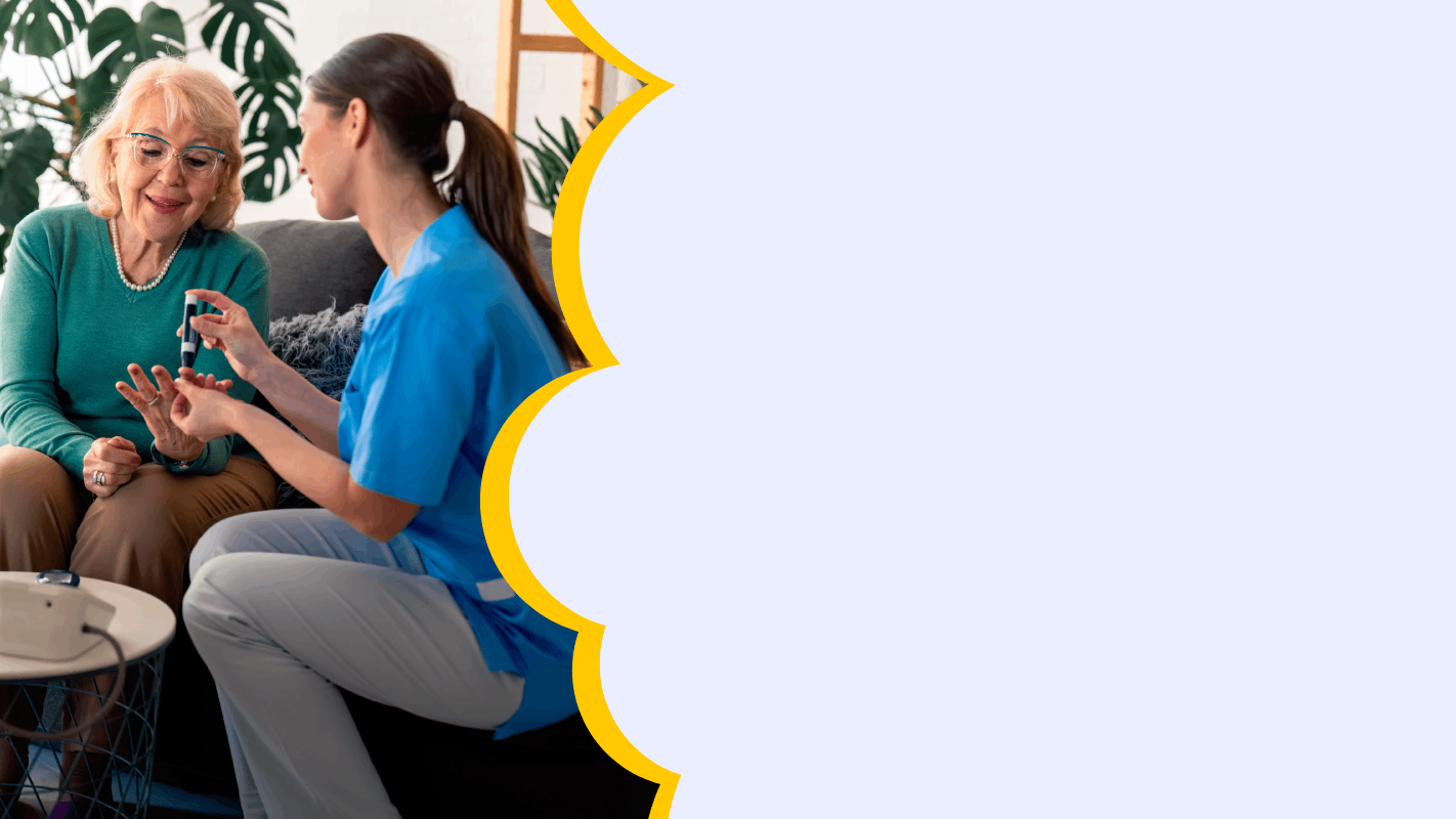 Enfermera hablando con una persona mayor mientras están sentadas en un sofá