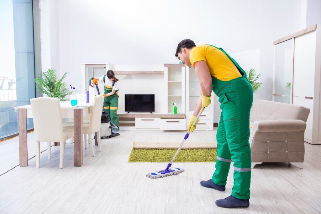 Técnicos de limpieza limpian un salón