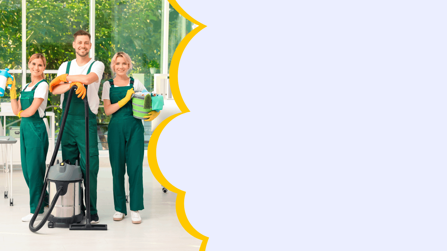 Tres limpiadores sonrientes en una oficina